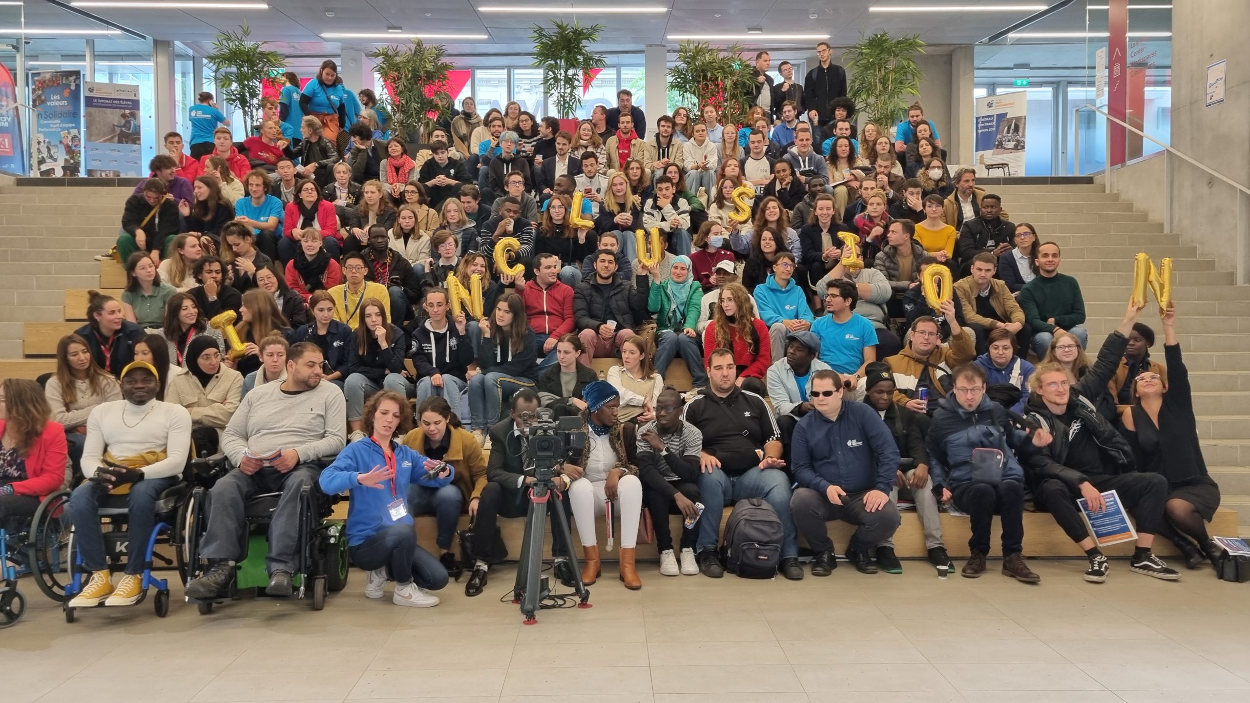 photo de groupe formant avec des ballons le mot Inclusion
