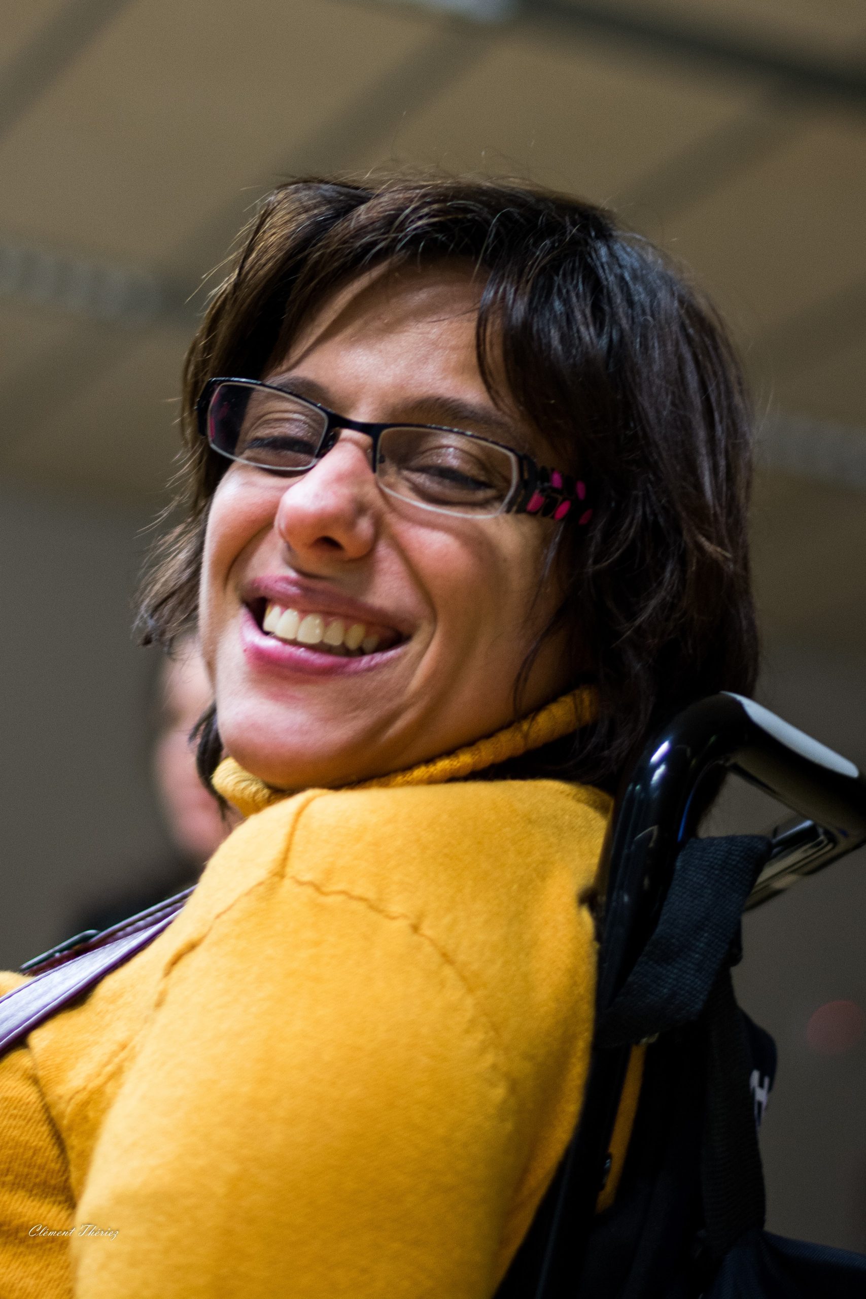 une jeune femme souriante en fauteuil