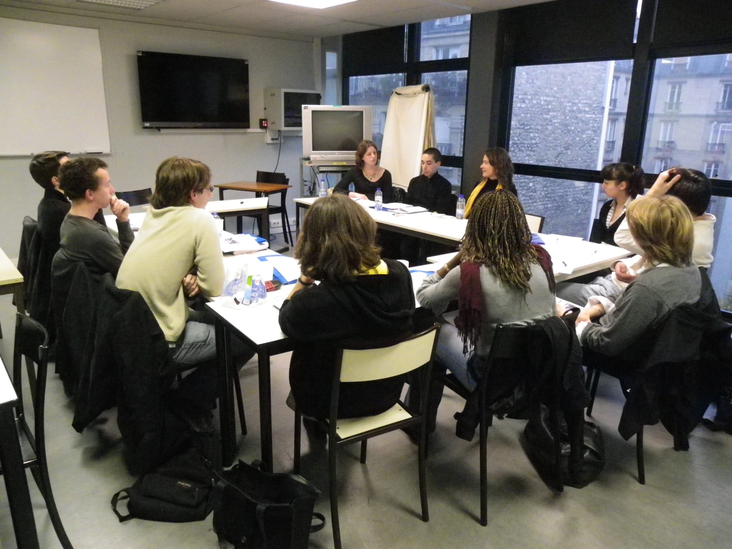 Groupe de jeune autour d'une table