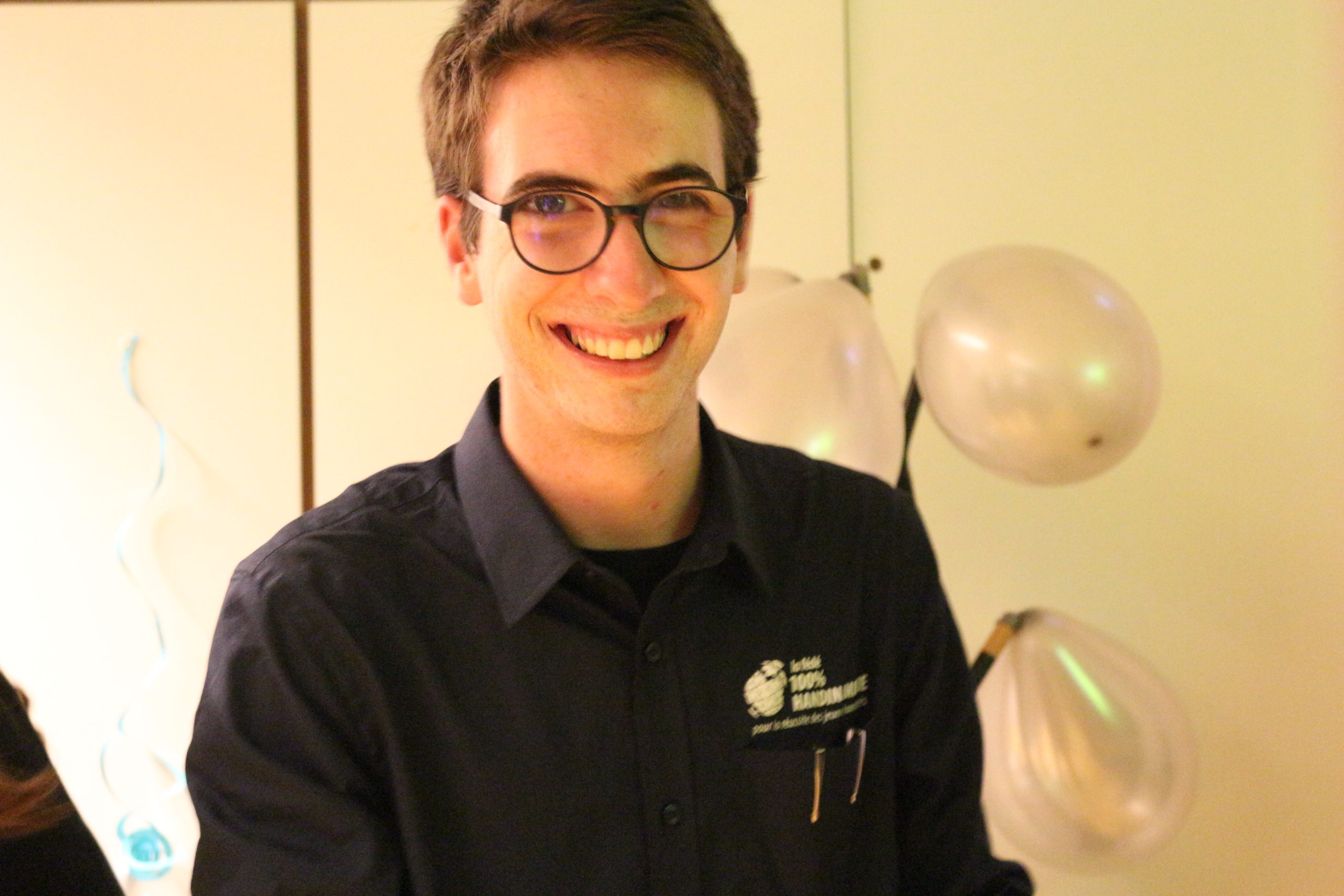 Un homme membre de l'association souriant