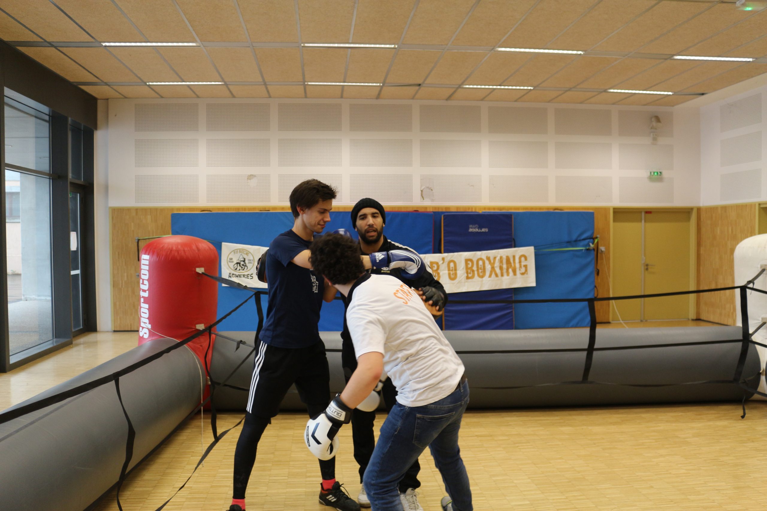 3 jeunes font de la boxe