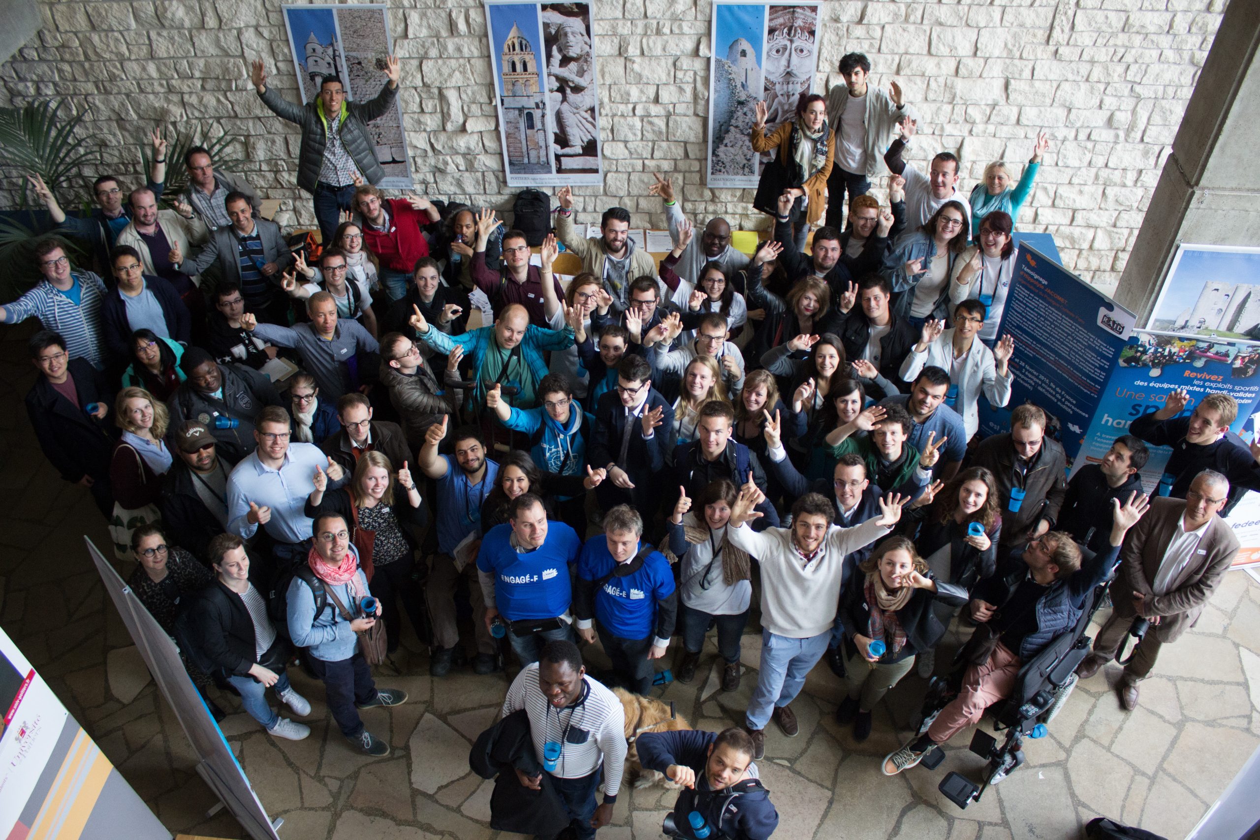 un groupe de jeunes et bénévoles