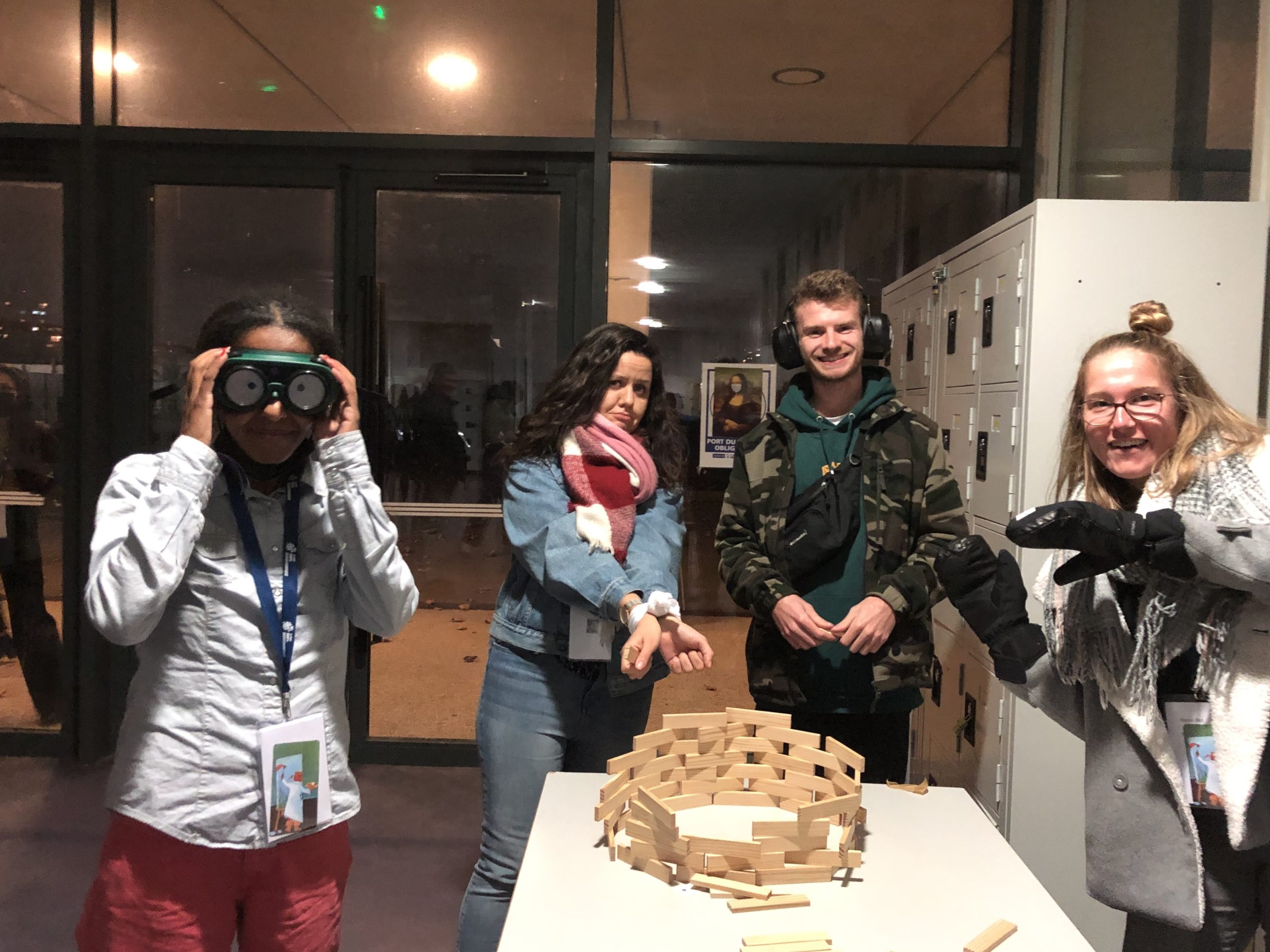 Un groupe de jeune qui utilisent la Hand In Box