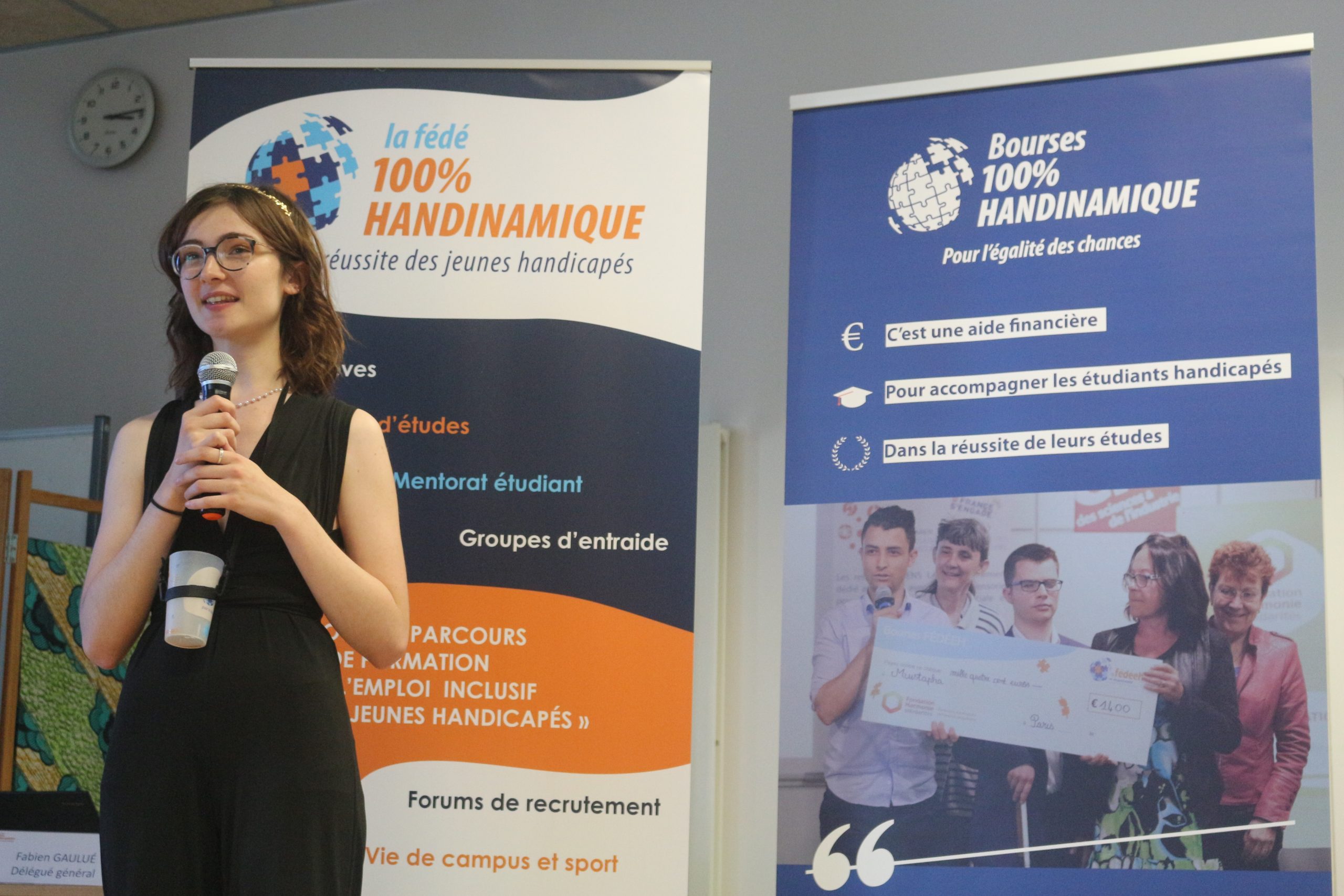 une intervenante parlant au micro