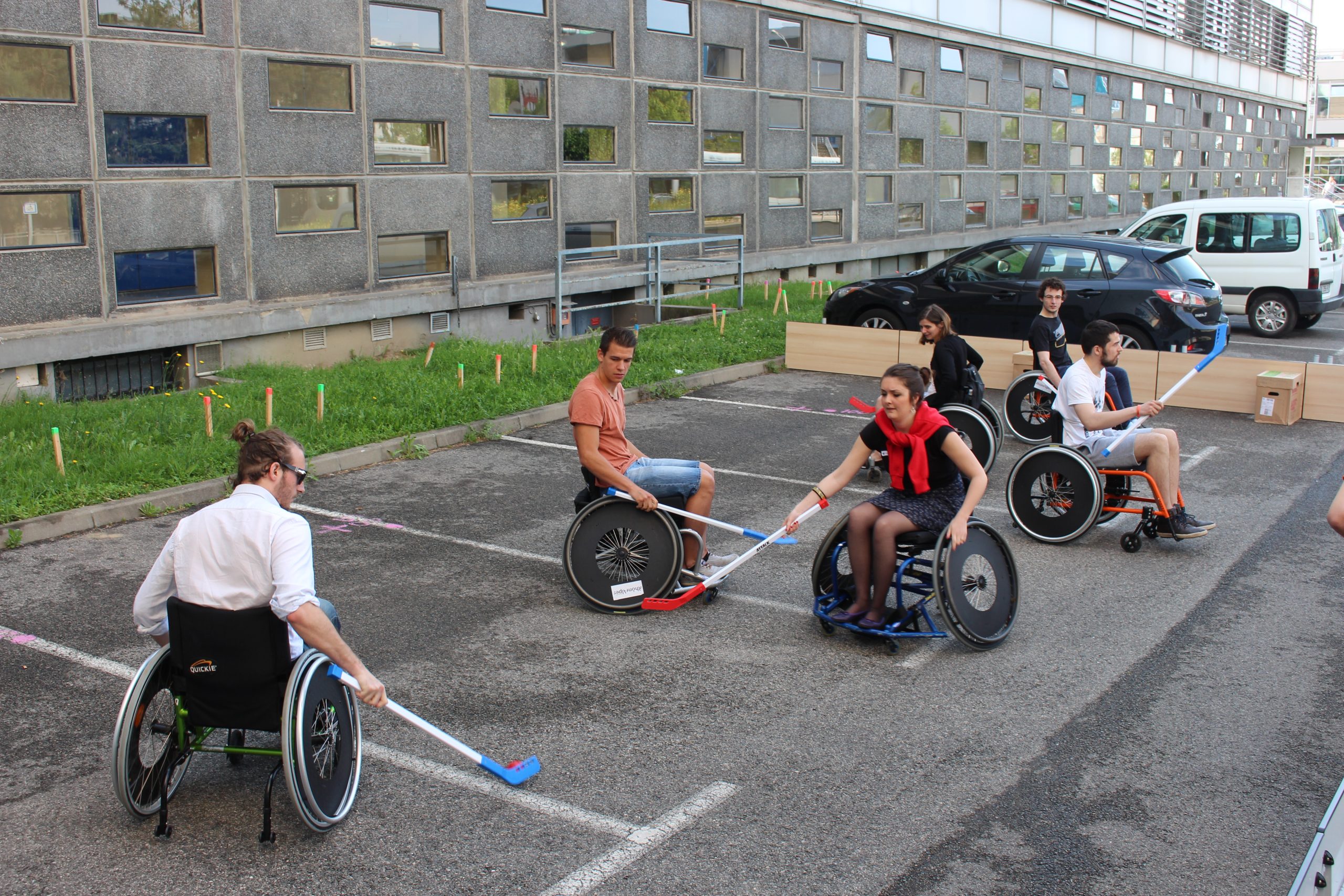 3 jeunes en fauteuil qui jouent à la cross