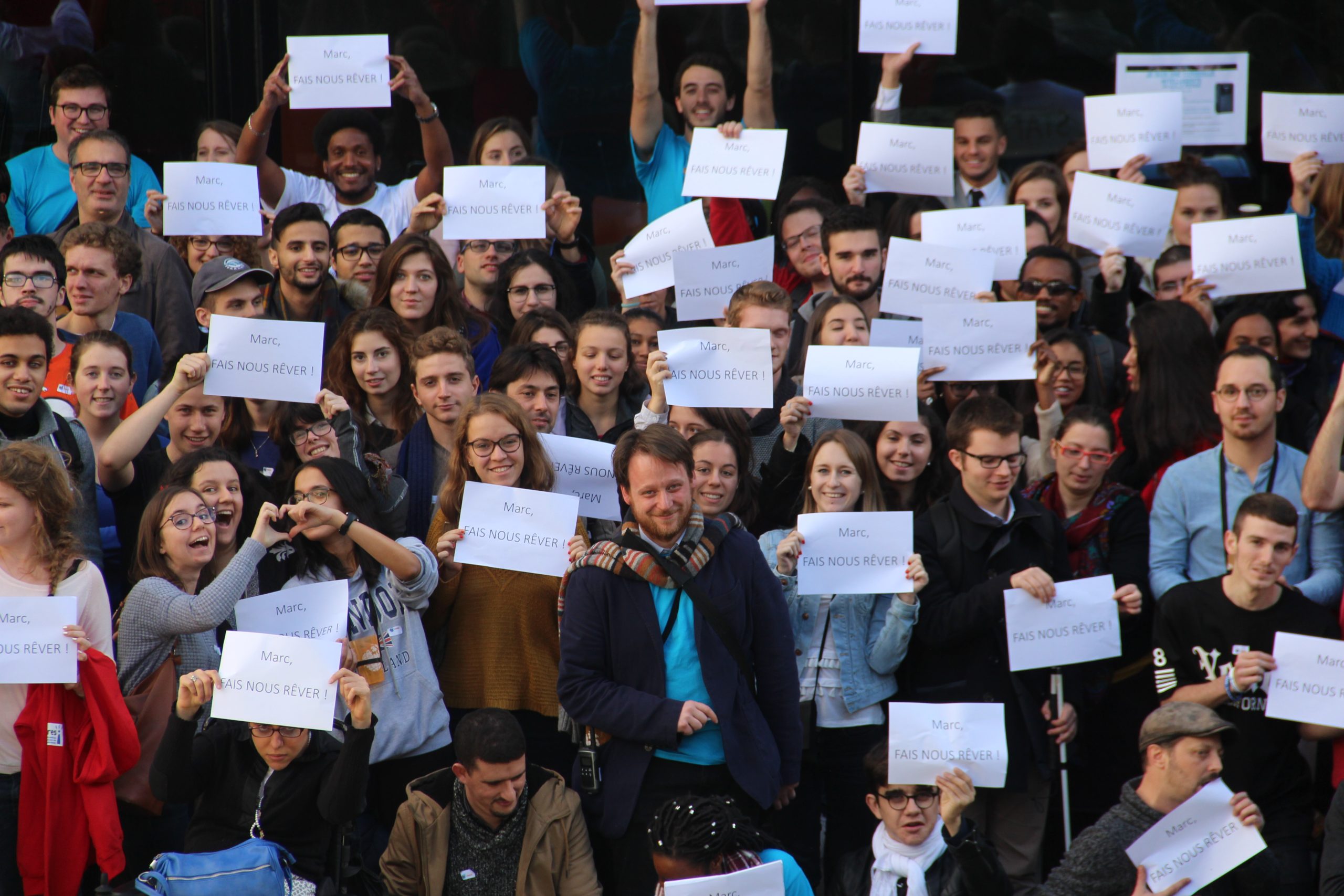 un groupe de jeunes et bénévoles