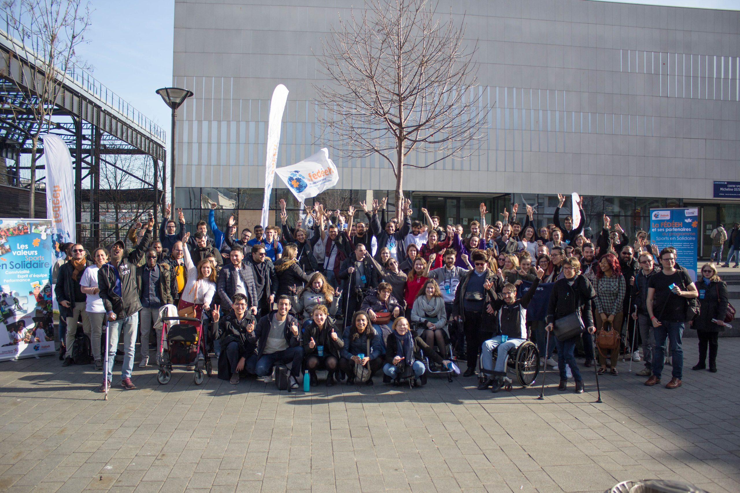 un groupe de jeunes et benevoles