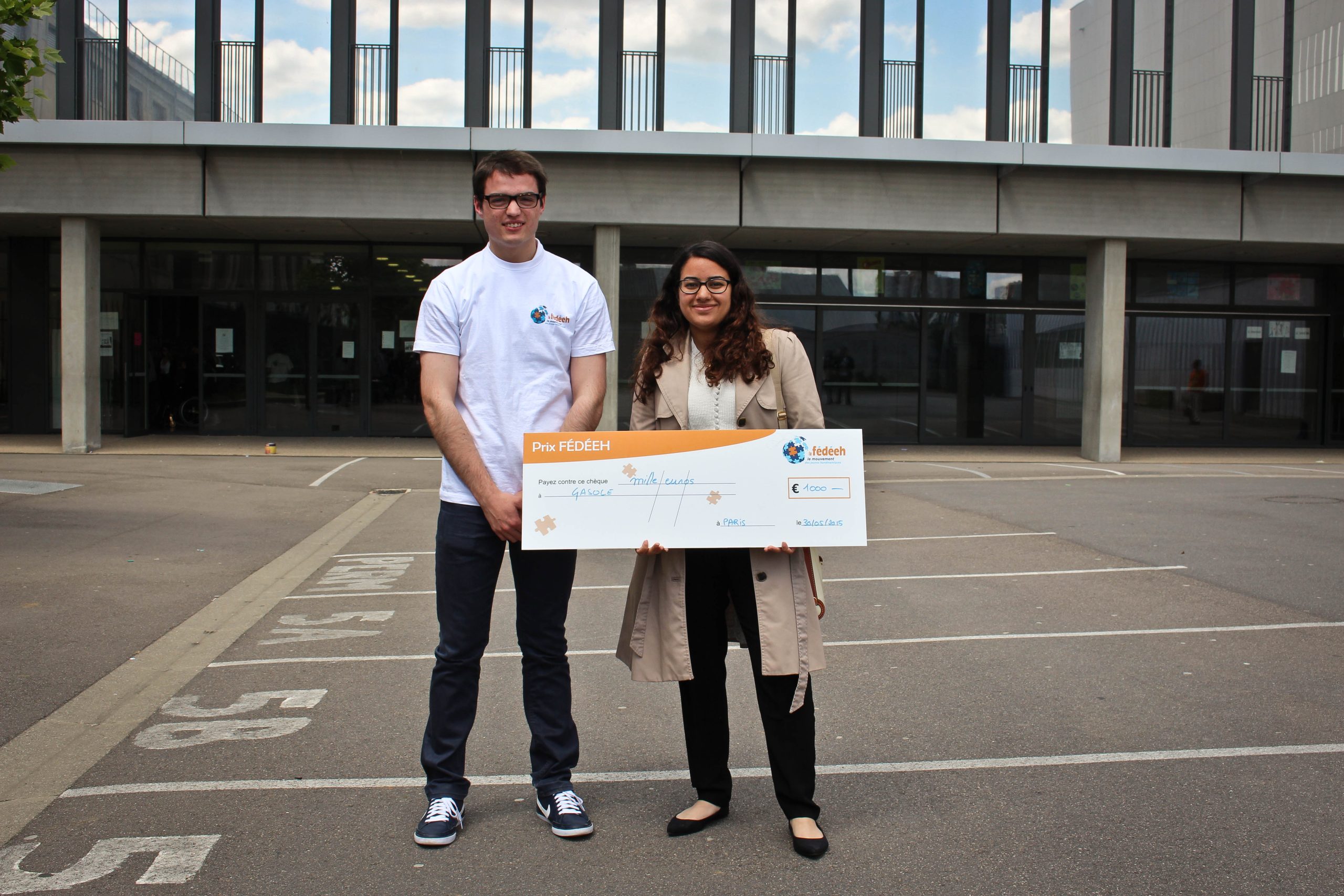 2 jeunes dont un bénévole et une femme qui à remporté le prix Fédeeh